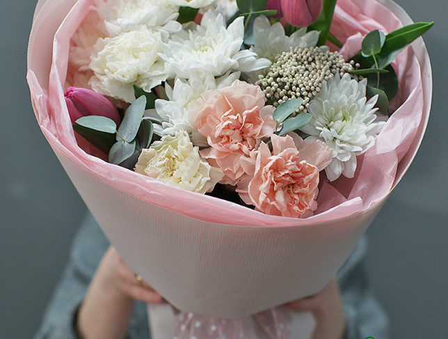 Букет с розовыми тюльпанами и белой хризантемой Фото